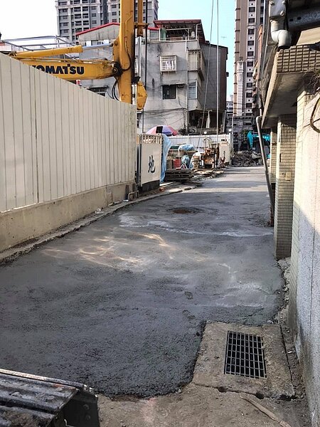 永和區文化路113巷道路崩塌處目前地基已穩固,道路柏油鋪設工程預計今晚7時前完工。圖/新北市工務局提供