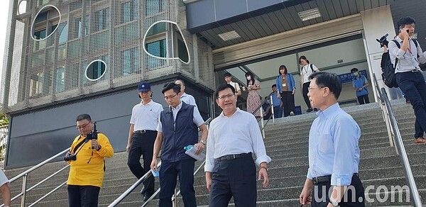 埔心站後站常有乘客或年輕人、學生坐著聊天。記者鄭國樑/攝影。