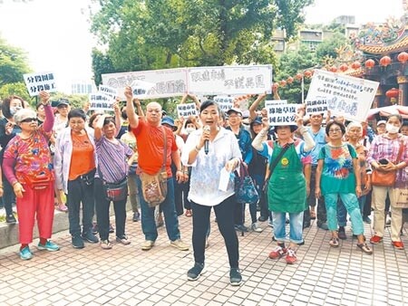 台北市雙連市集自治會不滿市府要將謙和市場西側近百攤商全部淨空、併入東側，14日再發動抗議。（張穎齊攝）