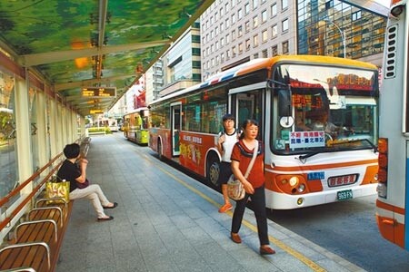 北市近年推出1280月票補貼、敬老卡鼓勵長者搭乘，公車使用率逐步提升，但摔傷事件卻年年成長。（中時資料照片）