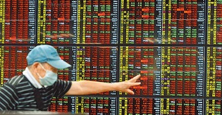 美國股市3月大跌後上漲至今,這波資金行情,推升S&P500指數距年初高點已經不到一成,台股雖沒有美股漲跌那麼瘋狂,也可見散戶「螞蟻雄兵」發揮力量。(本報資料照片)