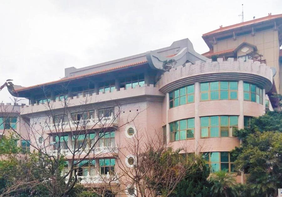 台北市文化大學大典館去年爆出違建爭議，遭北市府列管待拆，但校方今年6月30日改善期屆期未改善，市長柯文哲一度揚言要帶媒體親自上門查封、拆除，卻被官員勸退，遭質疑態度轉彎、護航文大。（台北市建管處提供）