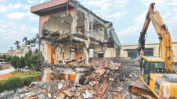 新北市議會14日二讀通過「強制拆除違章建築收費自治條例」草案,未來屬於危害公安、影響消防救災等5大類違建,須由屋主自付拆除費用。(新北市工務局提供/許哲瑗新北傳真)