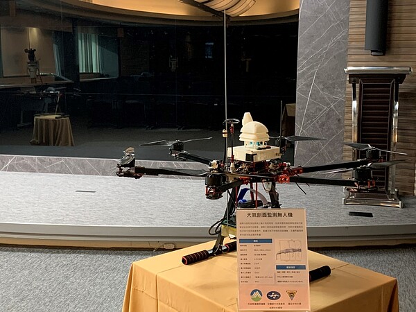 無人機首於田中完成大氣垂直觀測。圖/中央氣象局提供