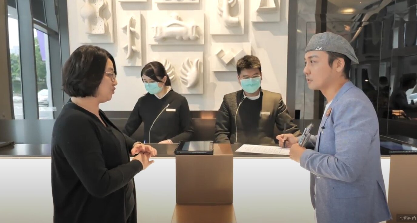 主持人Leo及酒店行銷公關協理介紹櫃台服務流程。圖/台中市就業服務處提供