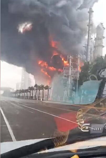 15日上午9時17分六輕又傳出爆炸,這次爆炸疑似是加氫硫酸單元異常。圖/截自立委劉建國臉書