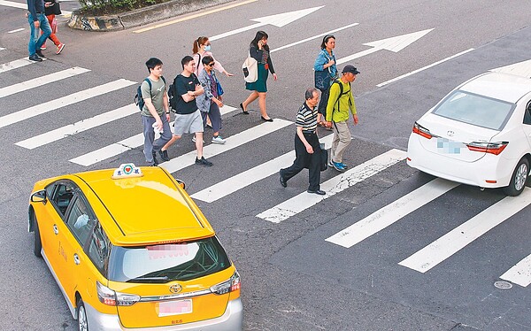 在台灣過馬路,行人常常要等車輛通過才走得了。 聯合報系資料照/記者陳柏亨攝影