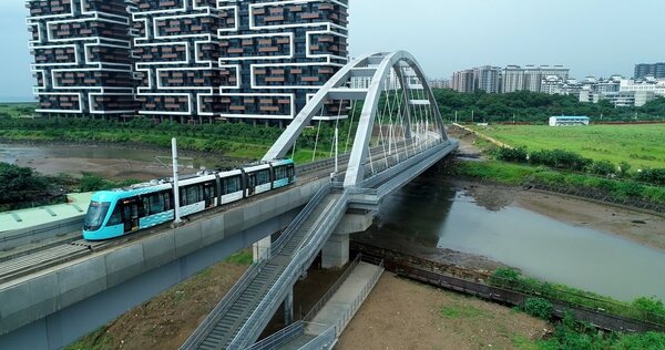 淡海輕軌行駛於藍海橋上 。圖／新北市政府捷運工程局提供
