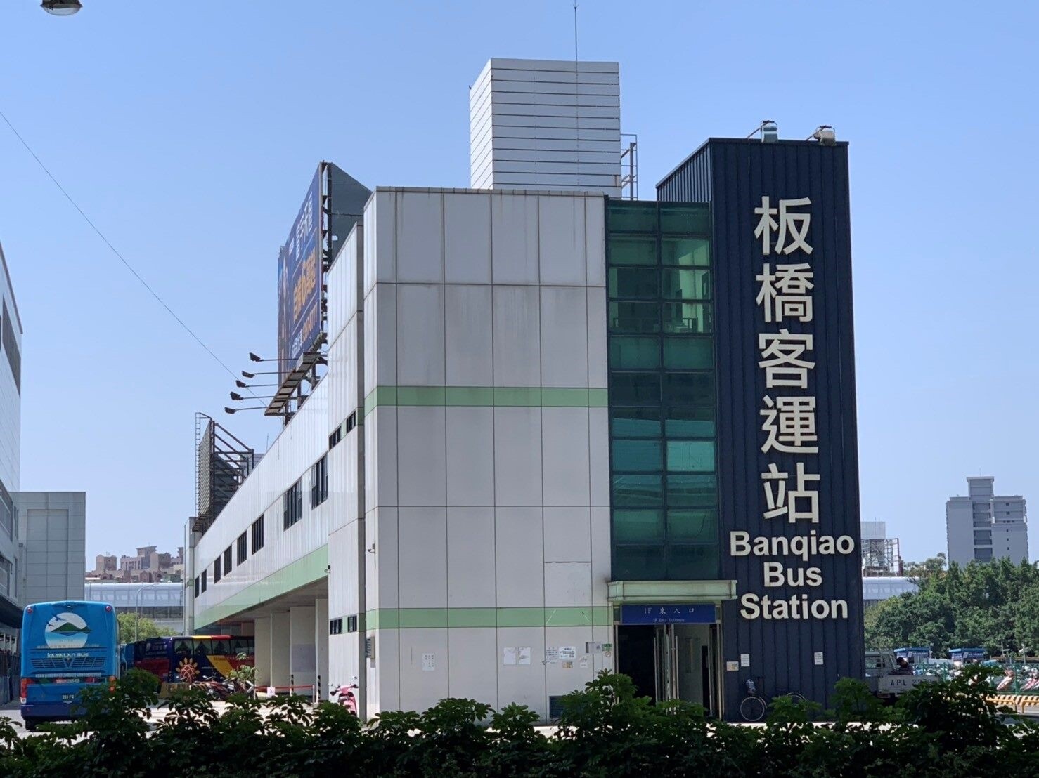 全新的新北板橋轉運站預計8月完工,原客運站已在15日完成拆除作業。圖為板橋客運站拆除前/台北市捷運局提供