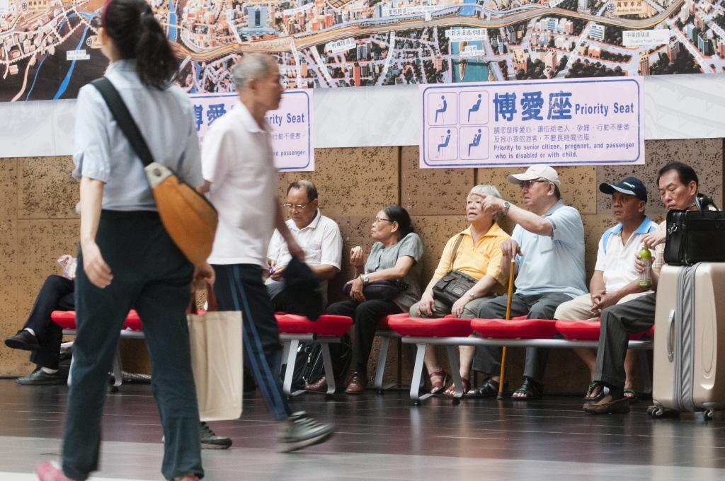 台北車站曾在車站大廳增設64張座椅，讓等車的人有地方歇息。記者王騰毅／攝影