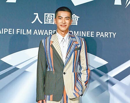 《刻在你心底的名字》男星曾敬驊出席北影入圍酒會,撞色的Vivienne Westwood男裝,讓他相當搶鏡, 撞色細條紋西裝外套2萬3200元、細條紋西裝褲4萬9100元。(本報資料照)