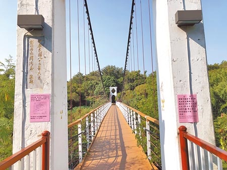 華陽吊橋的垂吊索生鏽，要全面更換，7月20日至8月底施工更換，全面封閉吊橋。（吳敏菁攝）