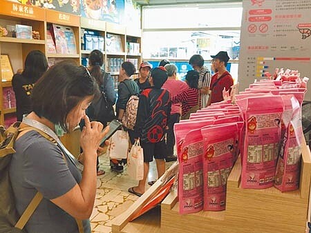 三倍券發放首日，東港知名伴手禮店味益食品一早就接到50盒訂單。（謝佳潾攝） 