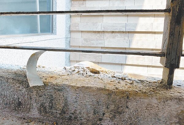 台中市政公園地下停車場到處積水,還出現「滴水鐘乳石」奇景。(市議員江肇國服務處提供/陳世宗台中傳真)