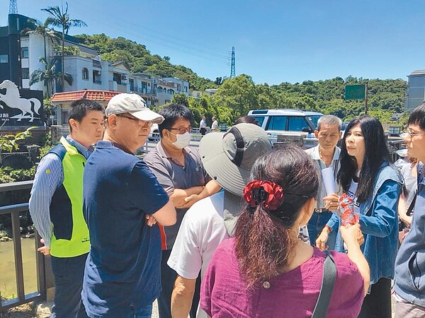 新北市議員張錦豪(左一)到新北汐止白馬山莊會勘,籲市長侯友宜與北市平台討論。(新北市議員張錦豪提供)