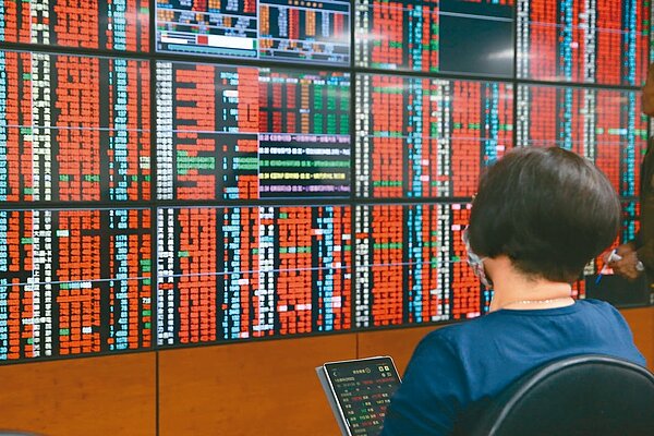 近來台股價量齊揚,美股及亞股也反彈,不少人認為國安基金應退場,經過一番討論後,委員會議決議繼續護盤。股市高點還護盤,打破慣例,恐將引發爭議。 本報系資料庫