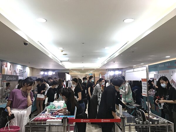 振興三倍券首日,忠孝SOGO特賣會人潮。記者江佩君/攝影