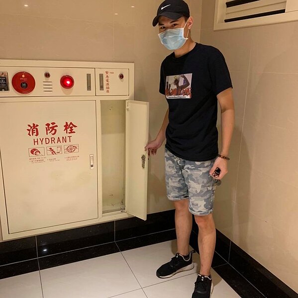 網紅「聖結石」承租蘆洲聯開宅,但家中的吸塵器突然起火,卻找不到滅火器。圖/聖結石提供