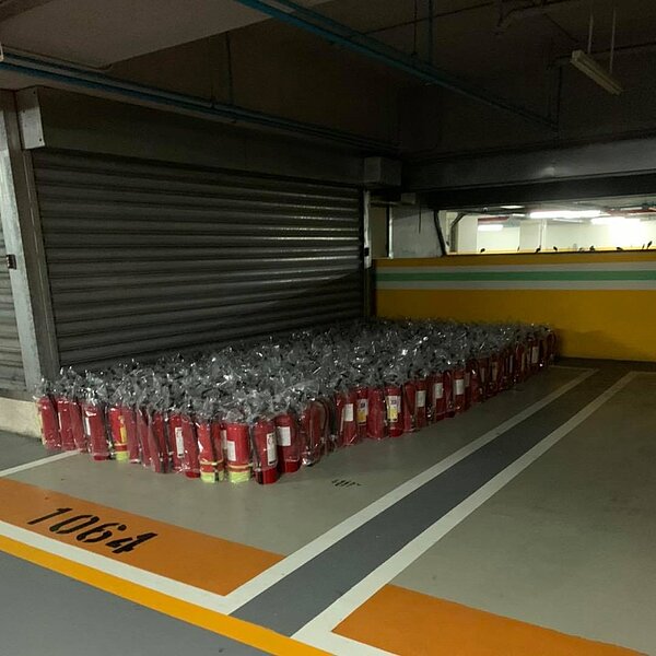 網紅「聖結石」承租蘆洲聯開宅,但家中吸塵器起火,卻找不到滅火器,才發現一堆的滅火器擺在地下室。圖/聖結石提供