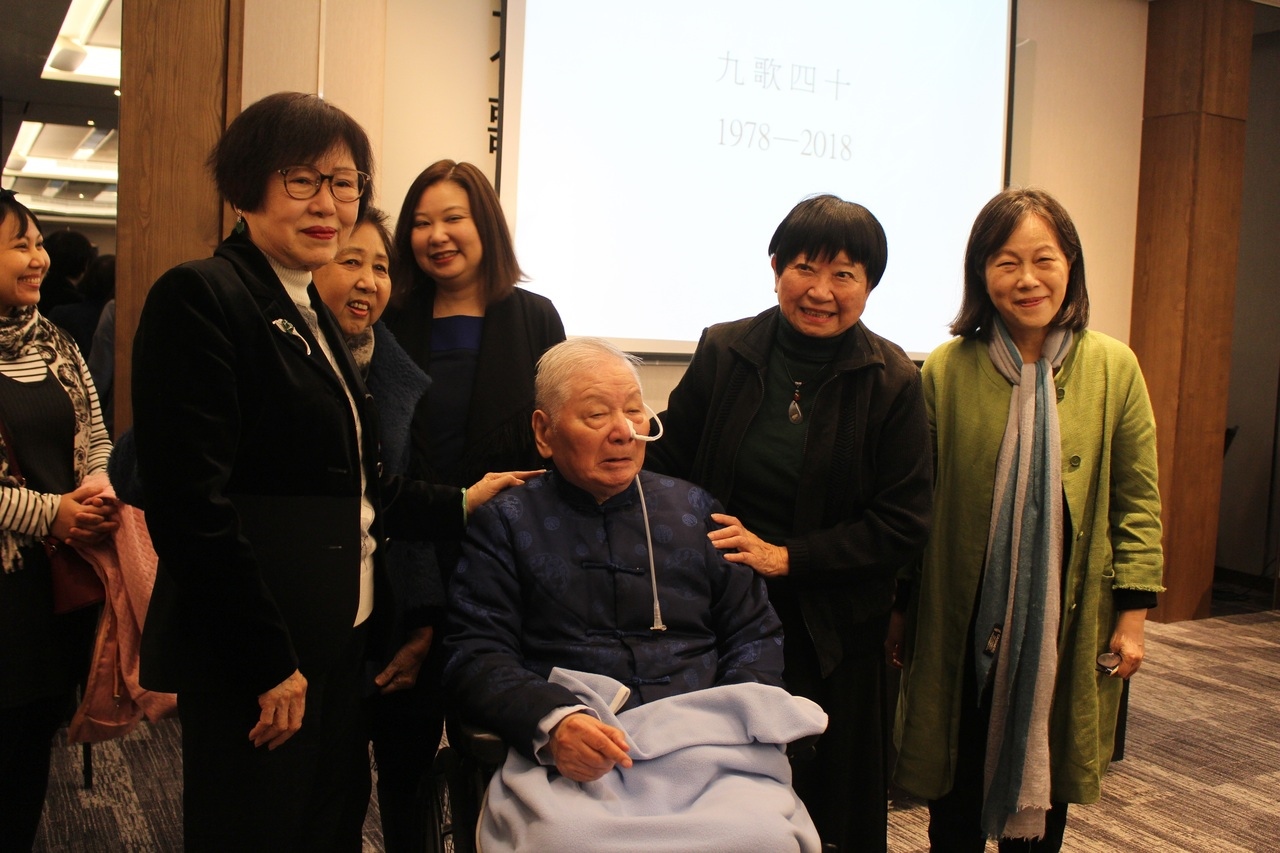 九歌慶祝40周年，創辦人蔡文甫(中)與作家合影。右一為廖玉蕙、右二為張曉風。記者陳宛茜／攝影