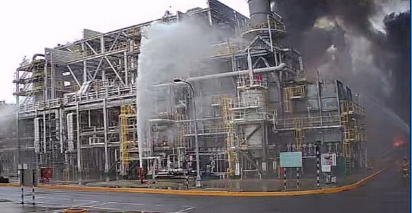 六輕事故現場可看到密密麻麻的管線,雖都已汰換新管但仍發生洩漏引災,的確防不勝防。圖/雲林縣消防局提供