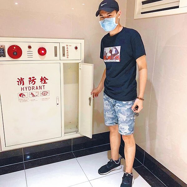 Youtuber聖結石在臉書發文指出,向北市府承租的房子失火,但卻找不到任何滅火器,到B1地下室才找到。圖/摘自聖結石Saint臉書