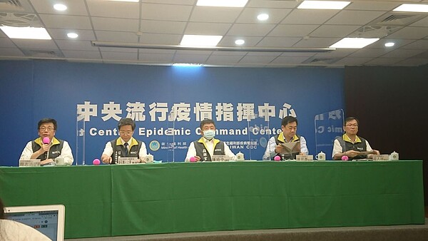 中央流行疫情指揮中心疫情監測組組長周志浩(由左至右)、專家諮詢小組召集人張上淳、指揮官陳時中、副指揮官陳宗彥、發言人莊人祥。記者羅真/攝影