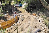 竹縣四寮溪水泥護岸　遭轟開倒車