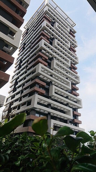 預計8月公開銷售的「海上皇宮」,原先預售規劃每坪要賣55萬元,且當時預約就有100多組,不少是香港客戶,後來該案決定改為成屋銷售。不過,現在全案完工卻又遇上疫情干擾、港客無法來台,因此全案決議價格降到每坪40多萬元「便宜賣」。陳美玲/攝影