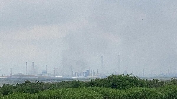 從彰化縣大城鄉北望台塑六輕,就可以看到冒煙情形。圖/彰化縣環保局提供