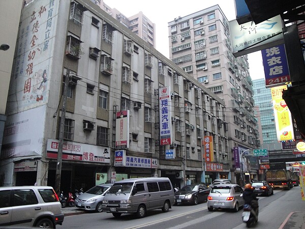 新北中和民樂路都更案現況建物屋齡達30年以上,具有耐震及防火安全的隱憂。圖/新北市政府提供