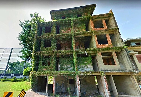 位於台南新化區一處高爾夫球場旁的廢墟建築,外型搶眼吸引民眾前來拍照打卡,不過該處建築結構卻暗藏危機。圖/截自google map