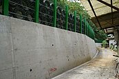 去年土石沖進家門…　竹市這社區終於有擋土牆