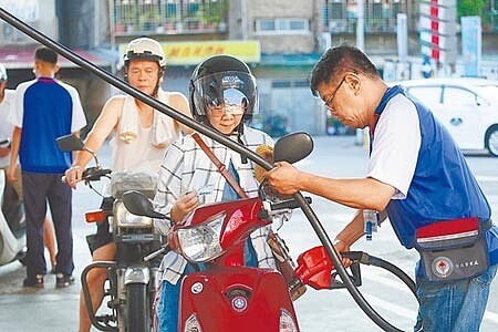 油價恐連3個月漲價,下周國內汽油每公升預計會小漲0.1元。(本報資料照片)