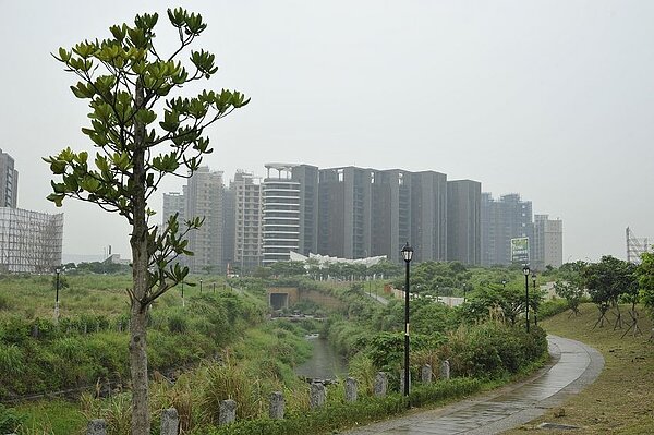 公園綠帶。淡海新市鎮。(好房News記者陳韋帆/攝影)