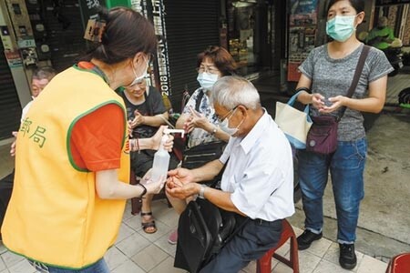 兌領振興三倍券第二天，清晨6點就有民眾在郵局外等候。不過紙本上路後，數位三倍券幾乎呈現「滯銷」狀態，甚且前天還1萬多人解約跑掉。（鄧博仁攝）