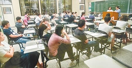 2018年三等消防警察特考因爆出洩題舞弊，考試院會通過，10月31日重新考試。圖為公務人員高等考試在考選部國家考場，考生應考情形。（本報資料照片） 