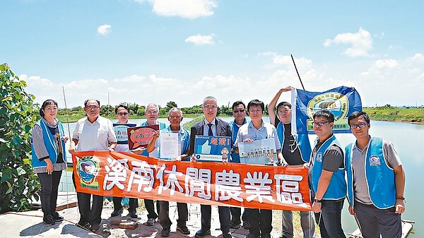 台南七股區溪南休閒農業區,獲得全台首綠色旅遊銀級認證。 圖/台南市農業局提供