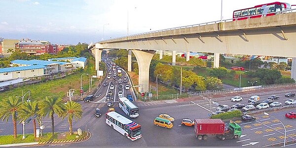 林口A南出匝道常受左轉車流回堵,導致交通打結,新北市議員陳明義提議林口交流道立體匝道分流改善工程,盼解決交通壅塞問題。圖/新北市交通局提供