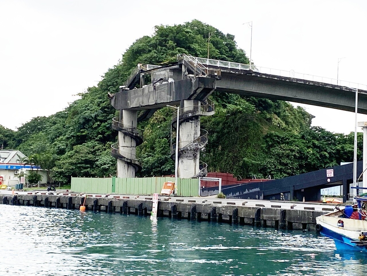 南方澳跨港大橋舊引橋拆除後，將興建新橋。記者羅建旺／攝影