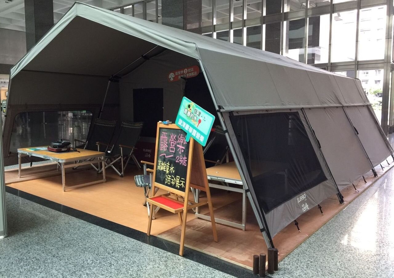 高雄市觀光局為推動旗津觀光,下月中旬將在旗津設全國首創的海邊豪華露營區,設置固定露營帳篷。圖為正在高雄市政府四維行政中心展示的豪華露營帳篷。 記者楊濡嘉/攝影
