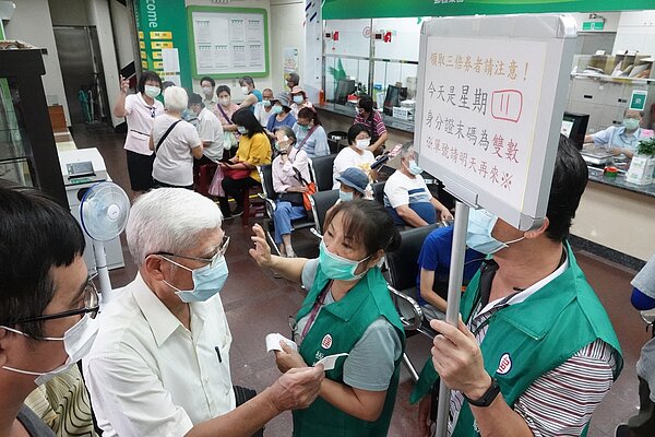 三倍券開賣第二天，不少民眾到郵局購買，中華郵政統計全天售出逾八十六萬份。記者潘俊宏／攝影 