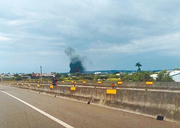 新竹空軍基地驚傳參與漢光36號演習的一架編號616的OH-58D戰搜直升機墜落，有網友拍到現場黑煙沖天的畫面。（讀者提供）