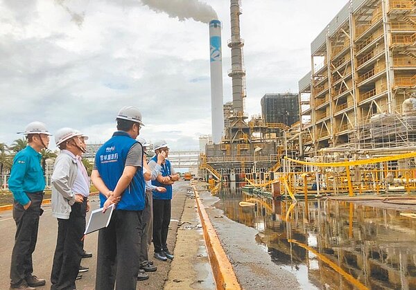 雲林縣六輕工安事故監督小組16日進廠調查爆炸原因。(雲林縣府提供)