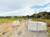 巷道堆磚挨罰　建商不服提告