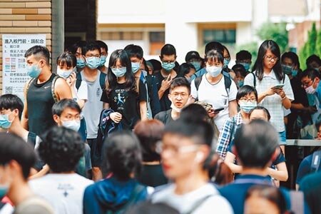 人力銀行昨公布「科系志願抉擇與學非所用調查」顯示,68%上班族認為目前工作是「學非所用」。圖為大學指考考試結束,考生離開考場。(郭吉銓攝)