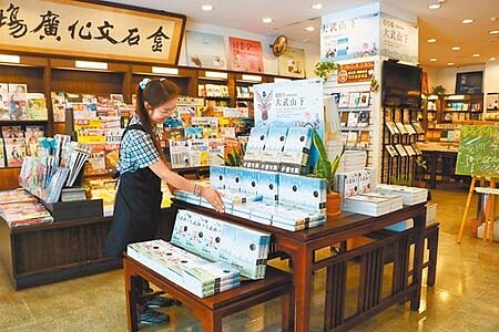 連鎖書店金石堂在潮州鎮經營22年,近日傳出因經營不善面臨歇業,業者為此力求轉型,盼在傳遞國際視野的同時,也要有在地認同感。(謝佳潾攝)