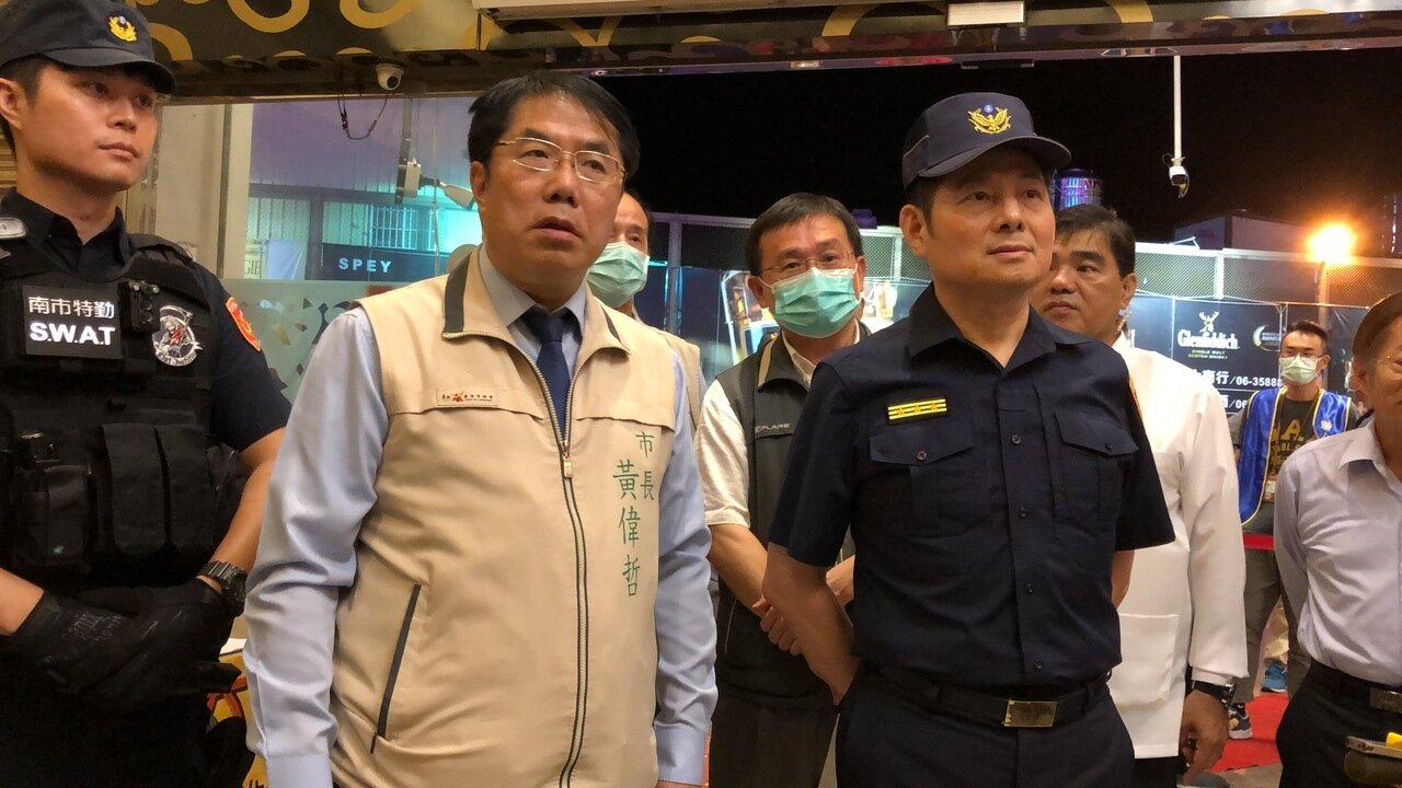 台南市長黃偉哲與甫上任的警察局長詹永茂,晚間前往北區萬象大舞廳稽查,並了解其防疫措施。記者邵心杰/攝影