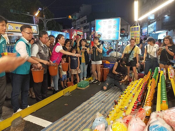 桃園市長鄭文燦昨晚宣布桃園夜市券加碼發放至5萬份，並到中壢觀光夜市消費買小吃、玩套圈圈。圖／市府提供