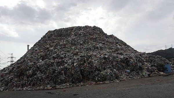 南投縣草屯鎮垃圾轉運站位在國道六號旁,垃圾已堆積如山,被遊客嘲笑成了南投新地標。圖/南投縣環保局提供